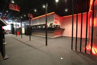 Handelspand (82,68 m²) onmiddellijk beschikbaar. Het pand beschikt ook over een ruime kelder van 68 m² met trap vanuit het pand. Achter...