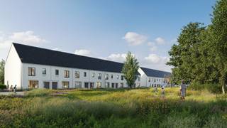 Binnenkort start de verkoop van de eerste fase van Théo d’Or in Baasrode, een duurzame woonwijk waar natuur, rust en comfort samenkomen. Het project telt 49 energiezuinige gezinswoningen, omringd door akkerland, oude bomen en de Zwarte Beek. De wijk bestaat uit drie charmante ensembles elk met een eigen karakter, verbonden door trage wegen en groene zones. Zo ontstaat een veilige, kindvriendelijke buurt waar jong en oud zich thuis voelen.
De architectuur sluit aan bij het landelijke karakter van Baasrode, met een warme, hedendaagse uitstraling. Binnenin staat leefcomfort centraal: veel licht, ruimte en een hoog afwerkingsniveau. De groene as vormt het hart van de wijk en nodigt uit tot ontmoeting en ontspanning.
Ook op vlak van duurzaamheid maakt Théo d’Or het verschil. Dankzij ontharding, groene bufferstroken en een slim waterbeheer vormt de wijk een harmonieus geheel met haar omgeving. Zonnepanelen, warmtepompen en vloerverwarming zorgen voor een uiterst laag energieverbruik, met een indrukwekkend E-peil.
De halfopen bebouwingen bestaan uit een inkomhal met apart toilet, lichtrijke leefruimte, eetplaats met open keuken en een berging. Op het eerste verdiep vinden we drie slaapkamers, badkamer, apart toilet en technische berging. Op de zolderruimte kan een extra slaapkamer gecreëerd worden.
Contacteer ons voor een afspraak en ontvang als eerste alle informatie.