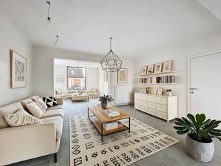 Volledig gerenoveerde halfopen bebouwing op 357 m², bestaande uit een inkomhal met gastentoilet, ruime en lichtrijke leefruimte met eet- en...