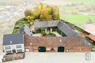 ✨ Een unieke parel in de streek ✨In volwaardig woongebied bevindt zich deze uitzonderlijke hoeve bestaande uit een woonhuis, extra woonhuis, grote...