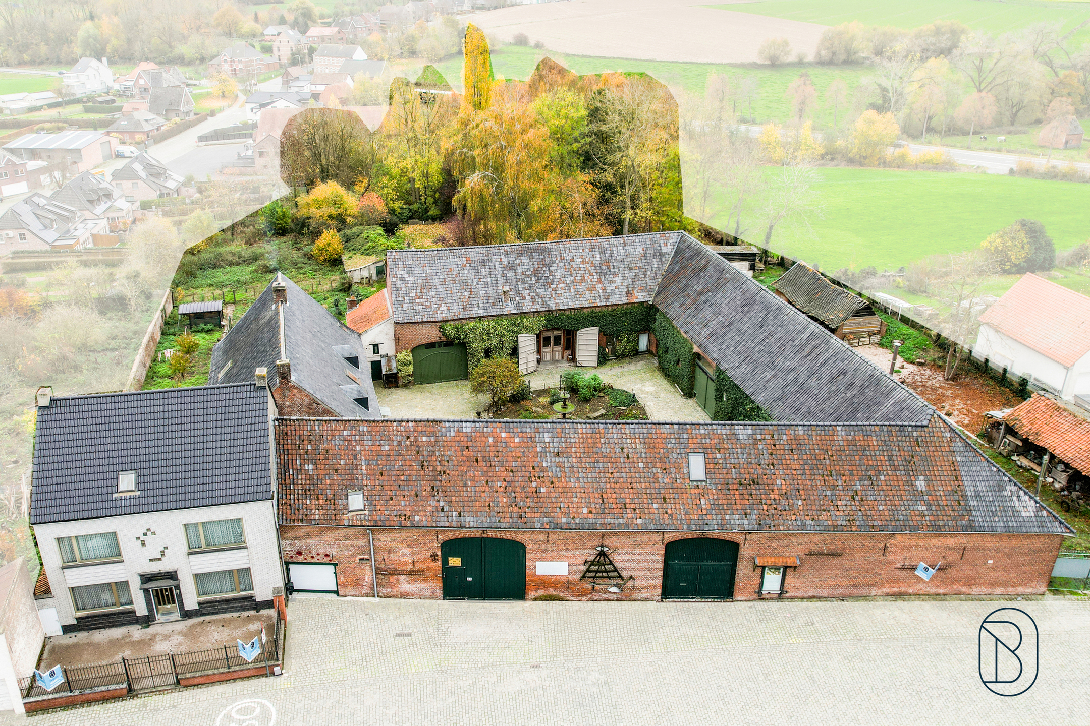 Charmante vierkantshoeve met diverse stallingen en feestzaal - foto 3