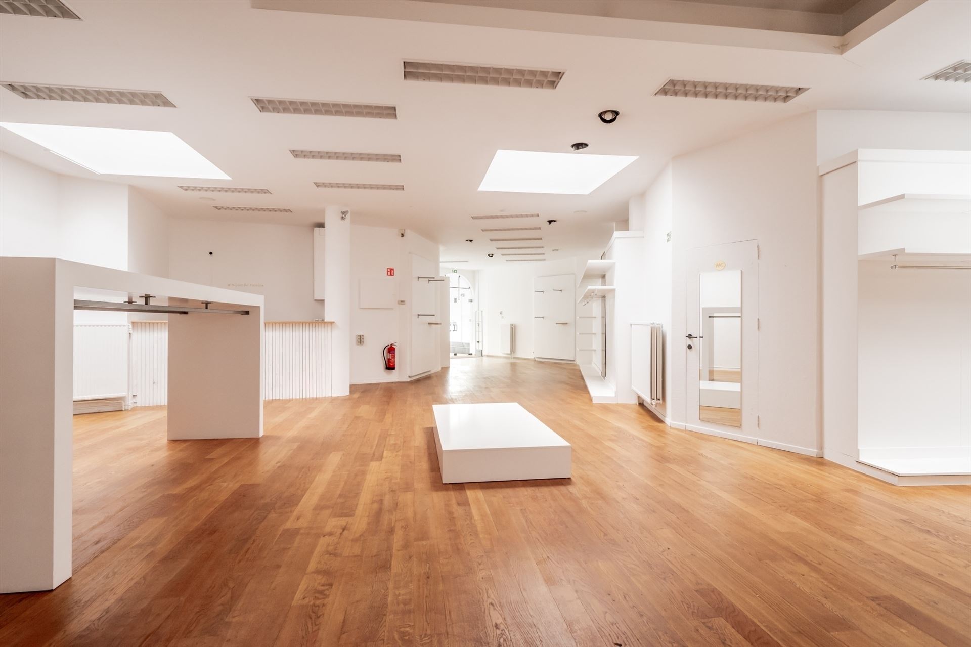 Rez commercial avec des caves et parkings dans le sous sol - photo 5