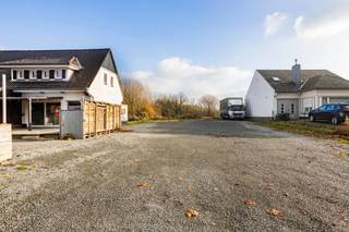 Dit investeringsproject omvat momenteel drie afzonderlijk kadastrale entiteiten.1. Handelshuis op een perceel van 948 vierkante meter. Deze woning is...