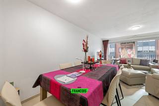 Dit ruim en modern tweeslaapkamerappartement bevindt zich pal in het centrum van Oostende. In de omgeving heeft u al het moois wat Oostende te bieden heeft, gaande van winkels tot horeca en uiteraard ook de zee en het strand. <br /><br />Het appartement geniet een aangename lichtinval doorheen de dag. De ruime leefkamer vloeit naadloos over van de leefhoek naar de eetruimte en open keuken. Deze is functioneel uitgerust met een kookeiland, moderne apparatuur en kastruimte. <br /><br />Aan de achterzijde van het appartement zijn er twee volwaardige slaapkamers. De badkamer is uitgerust met een dubbele lavabo en bad/douchecombinatie. Het toilet is apart. Hier aan de achterkant is er tevens een riant overdekt terras. <br /><br />Tevens heeft het appartement een handige berging. <br /><br />Tot slot is er nog de mogelijkheid tot aankoop van een garagebox (prijs: € 65.000)<br /><br />Het appartement is op heden verhuurd aan een vaste bewoner, waardoor het tevens een interessante investering vormt. (actuele huurprijs: € 1.029,96 / maand + kosten). <br /><br />Bent u op zoek naar een verblijf aan zee of een interessante investering? <br /><br />Aarzel niet en neem contact op voor meer info of een afspraak! <br /><br />