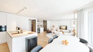 <p>Prachtig gerenoveerd appartement met drie mooie slaapkamers en een gevelbreedte van maar liefst 9,75 m, gelegen in de Jozef Nellenslaan. Dit appartement bevindt zich vlakbij het Rubensplein, het Albertstrand en het commerciële centrum, waardoor alles op wandelafstand bereikbaar is. Het betreft 2 appartementen die destijds werden samengevoegd waardoor zij op vandaag genieten van 134m² bewoonbare oppervlakte. <br /><br />De indeling omvat een inkomhal met vestiaire en gastentoilet, dubbele glazen deur die uitgeeft in de ruime woonkamer met een gezellige bar als eye-catcher en een open keuken die volledig is uitgerust met kwalitatieve (Miele) toestellen. Grote berging voor poetsgerief, chauffageketel op aardgas. <br />De master bedroom, met mooie inbouwkasten, heeft haar eigen badkamer met ligbad, inloopdouche en dubbele wastafel, volledig in mortex. Daarnaast zijn er nog twee slaapkamers: één met dubbel bed en één ingericht met enkele bedden. Een aparte douchekamer vervolledigt het slaapgedeelte. Alle slaapkamers zijn voorzien van inbouwkasten.<br /><br />Aan de achterzijde bevindt zich een zonnig terras, toegankelijk vanuit de slaapkamers, voorzien van elektrische rolluiken.<br /><br />Energiezuinig appartement met EPC 94 kWh/m² (UC: 238015).</p>