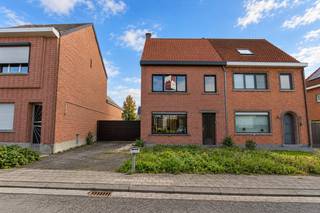 Bent u op zoek naar een woning waar rust, ruimte en potentieel hand in hand gaan? Dan is deze halfopen bebouwing in de Grote Heimelinkstraat 66 te Sint-Niklaas zeker een bezoek waard. De woning geniet van een uitzonderlijk goede ligging aan een rustige weg in de buitenrand van Sint-Niklaas. U woont hier in een aangename, rustige omgeving, terwijl winkels, scholen, openbaar vervoer en belangrijke invalswegen zich op korte afstand bevinden. Ook het station van Sint-Niklaas en de aansluiting op de E17 zijn vlot bereikbaar, wat zorgt voor een goede verbinding met omliggende steden.<br /><br />U betreedt de woning via een ruime inkomhal die toegang biedt tot de zeer ruime en lichtrijke leefruimte. Dankzij de grote raampartijen geniet u hier van een aangename natuurlijke lichtinval en een mooi uitzicht op de tuin. Vanuit de leefruimte heeft u bovendien rechtstreeks toegang tot de veranda, een extra plek om te ontspannen en te genieten van het zicht op het groen.<br /><br />Aansluitend bevindt zich de gesloten keuken, die eveneens profiteert van veel natuurlijke lichtinval dankzij de raampartijen in de veranda en uitkijkt op de tuin. Achteraan het gelijkvloers bevinden zich nog een praktische wasplaats en een badkamer, uitgerust met een bad en toilet. Het gelijkvloers kan een opfrisbeurt gebruiken, waardoor u de ruimtes volledig naar eigen smaak en hedendaagse woonwensen kunt inrichten.<br /><br />Ook buiten heeft deze woning heel wat te bieden. Via de veranda bereikt u een overdekt gedeelte, ideaal om beschut buiten te zitten. Achteraan de woning bevinden zich maar liefst vier garages, die uitzonderlijk veel bergruimte bieden en tal van mogelijkheden creëren voor stockage, hobby's of het stallen van voertuigen. Daarnaast beschikt de woning over een zijdelingse oprit met toegangspoort, die voorziet in private parkeermogelijkheden, én een gezellig voortuintje. De combinatie van de garages, de oprit en de buitenruimte biedt heel wat praktische voordelen en mogelijkheden om de eigendom verder naar eigen wensen in te richten.<br /><br />Op de eerste verdieping bevinden zich drie ruime slaapkamers en een aparte ruimte die voorzien is voor de inrichting van een tweede badkamer. Ook hier dient nog verdere afwerking te gebeuren, zodat u de verdieping volledig kunt afstemmen op uw eigen woonwensen.<br /><br />De tweede verdieping omvat een open zolderruimte die reeds volledig geïsoleerd is, maar nog verder afgewerkt dient te worden. Deze verdieping biedt bijzonder veel potentieel en kan, mits de nodige werken en afhankelijk van de mogelijkheden, worden ingericht met twee bijkomende slaapkamers. Zo kan het totale aantal slaapkamers oplopen tot maar liefst vijf.<br /><br />Kortom: een woning met ruimte, karakter en uitzonderlijk veel potentieel op een rustige en gunstige locatie in Sint-Niklaas. Met de nodige aandacht en een opfrissing kan deze halfopen bebouwing uitgroeien tot een bijzonder aangename thuis. Dankzij de ruime leefruimtes, de vier garages, de private parkeermogelijkheden en de uitbreidingskansen is dit een interessante opportuniteit voor grote gezinnen, koppels die extra ruimte wensen of kopers die op zoek zijn naar een woning die ze volledig naar eigen smaak kunnen vormgeven.<br /><br />De woning beschikt over een EPC-label D.<br /><br />De stedenbouwkundige inlichtingen zijn in aanvraag.