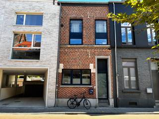 Op zoek naar een leuke woning met drie kamers en een tuin, gelegen in het centrum van Leuven? Interesse om samen te wonen met enkele van je vrienden? Dan is deze ruime woning, die plaats biedt voor 3 personen, een absolute must-see!<br /><br />U komt binnen via de inkomhal met apart gastentoilet. Deze geeft toegang tot de open keuken, die aansluit op de ruime leefruimte met plaats voor een eet- en zitplaats. Van hieruit heeft u toegang tot de aangename, onderhoudsvriendelijke stadstuin. Achteraan de tuin is er een ruime, polyvalente garage dat eventueel dienst kan doen als atelier, fitness, hobbyruimte.. <br />Op de <strong>eerste verdieping </strong>bevindt zich een ruime slaapkamer aan de achterzijde van de woning, de badkamer en een apart toilet. Op de <strong>tweede verdieping </strong>zijn er nog twee ruime slaapkamers.<br /><br />De huurprijs bedraagt € 1650 per maand, zonder gemeenschappelijke kosten. De nutsvoorzieningen zijn ten laste van de huurder. Met een EPC-label C blijft het energieverbruik van deze rijwoning beperkt.<br />De woning is beschikbaar vanaf 05/10/2026, voor minimum 3 jaar.<br /><br />Lijkt deze mooie authentieke woning met 3 slaapkamers en tuin ideaal voor jou en enkele van je vrienden? Maak nu een afspraak via onze online agenda om het appartement te bezichtigen.<br /><br />CO-HOUSING IN DEZE WONING IS TOEGESTAAN MAAR NIET VOOR STUDENTEN (TENZIJ ONDER VOLGENDE VOORWAARDEN):<br />https://www.leuven.be/co-housing-samenhuizen