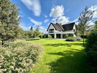 Luxueuze volledig afgewerkte nieuwbouwvilla gelegen aan de rand van het Zoute. Inkomhal met vestiaire en gastentoilet. Leefruimte met salon en eetplaats met gashaard en uitgevend op het terras en de tuin. Mogelijkheid tot het aanleggen van een zwembad. Leefkeuken met keukeneiland, genietend van alle comfort met aansluitende praktische bijkeuken. Berging/wasplaats. Op de eerste verdieping: 3 volwaardige slaapkamers, elk met eigen badkamer en dressing. Bureau. 2de verdieping: mogelijkheid tot het creëren van 4de slaapkamer of multifunctionele ruimte. Technische ruimte. Inpandige garage voor 2 wagens met fietsenberging. Meerdere staanplaatsen buiten voor de villa. Geothermie, vloerverwarming, haard op gas, airco. Mog. zwembad. Architect Project Architects: Piet Bailyu - interieurinrichting door Chrisma - tuin Dominique Eeman.