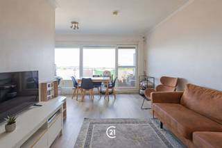 Ontdek deze charmante penthouse in Sint-Agatha-Berchem, ideaal gelegen aan het Schweitzerplein. Het appartement bevindt zich op de 8e verdieping, waardoor u een adembenemend uitzicht over Brussel hebt. Dankzij de grote ramen stroomt het natuurlijke licht de woonkamer binnen. De moderne keuken is van alle gemakken voorzien, zodat u uw favoriete gerechten kunt bereiden. De slaapruimtes zijn ontworpen om rust en kalmte te garanderen; met twee comfortabele slaapkamers aan de achterzijde van het appartement kunt u genieten van rustige nachten.De badkamer is functioneel en biedt alles wat u dagelijks nodig heeft.Dit appartement ligt in een levendige wijk met buurtwinkels en essentiële voorzieningen binnen handbereik en biedt de perfecte balans tussen een dynamisch stadsleven en residentiële rust. Mis deze kans niet en neem vandaag nog contact met ons op.