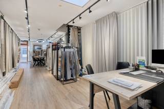 Dit ruime handelspand van 116 m² bevindt zich op een uitstekende, strategische locatie aan de Herentalsebaan in Deurne, een levendige en drukke invalsweg met veel visibiliteit en passage.<br /><br />Op het gelijkvloers bevindt zich een grote showroom met tal van mogelijkheden voor uiteenlopende handelsactiviteiten. Achteraan vinden we nog een keuken en een apart toilet terug. Bovendien beschikt het pand over een aangename stadstuin.<br /><br />Via de trap bereiken we de eerste verdieping, die momenteel dienstdoet als opslagruimte, maar kan worden ingericht als studio/appartement in combinatie met de tweede verdieping. Dit biedt de kans om wonen en werken te combineren onder één dak.<br /><br />Dankzij de centrale ligging, de uitstekende bereikbaarheid en de grote zichtbaarheid is dit handelspand bijzonder geschikt voor ondernemers die op zoek zijn naar een commerciële locatie met uitbreidings- of woonmogelijkheden in het hart van Deurne.<br /><br />Extra: <br />- EPC-klasse D (GEEN renovatieverplichting), elektriciteit conform<br />- Watertoets: P-score C, G-score C. Niet gelegen in mogelijks of overstromingsgevoelig gebied, niet gelegen in afgebakend overstromingsgebied of afgebakende oeverzone, niet gelegen in risicozone overstromingen <br />- Wg, Vg, Gmo, Gvkr, Gvv<br /><br />Nabij school, winkels, autosnelweg, openbaar vervoer, etc. Voor meer info ga naar www.coenenvastgoed.be of bel 03/375.82.92