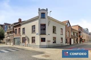 Op een toplocatie, aan de rand van het commercieel centrum van Tongeren, bieden wij dit veelzijdig en volledig verhuurbaar gebouw met drie aparte appartementen te koop aan. Een uitstekende opportuniteit voor investeerders die op zoek zijn naar een stabiel rendement in een stad met constante vraag naar kwalitatieve huurpanden.<br /><br />Het gebouw is momenteel eigendom van een vennootschap en kan aangekocht worden via overname van de aandelen, wat interessante fiscale en administratieve voordelen kan bieden voor de koper.<br /><br />Troeven:<br />` drie ruime, functionele appartementen<br />` gelegen op wandelafstand van winkels, horeca, openbaar vervoer en het centrum<br />` vlotte bereikbaarheid en goede visibiliteit<br />` interessant rendementspotentieel<br />` aankoop mogelijk via aandelenovername<br /><br /><br />Interesse in meer informatie of een bezoek ter plaatse?<br />Contacteer ons gerust, wij helpen u graag verder!