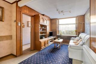 <p><span>Het huis maakt deel uit van  het pleinbeluik Jongeshof waar men de voormalige brouwerij en stallingen uit de 18e eeuw rond 1900 ombouwde tot zes woningen met eigen tuintjes.  Een van deze huisjes is nu te koop en  is toegankelijk via een private overdekte weg. Dit bijzonder pand ligt verborgen in het centrum van Rupelmonde waardoor je toch op wandelafstand zit van alles wat dit mooie dorp te bieden heeft.</span></p><p><span>De huidige indeling van het pand kan grondig aangepast worden zoals een paar naast gelegen huizen reeds met succes deden. Er zijn nauwelijks of geen interne draagmuren zodat je uw creativiteit de vrije loop kan laten.Momenteel is er een grote open kelder (24m²), een living met keuken op het gelijkvloers, een grote hal met badkamer en grote slaapkamer/living (22m²) op de eerste verdieping en ook op de tweede verdieping een grote hal/bergplaats, een slaapkamer van 9m² en een slaapkamer/living van 23m².  Langs de achterkant van het huis is er een privaat terras  (36m²) en aan de voorkant een gezellig tuintje (48m²). In dit ingesloten beluik is het puur genieten van de rust. Het pand is niet geklasseerd.</span></p><p><span>Gezien er een EPC F werd afgeleverd is de renovatieplicht van toepassing (binnen de 6 jaar minimaal een EPC D).</span></p><p><span> </span></p><p><span>Geen verwarming (momenteel enkel lostaande elektrische vuurtjes)</span></p><p><span>Hoofdleiding water komt binnen maar geen professionele verdeling over het huis</span></p><p><span>Elektriciteit zeker niet conform (maar geen attest beschikbaar, te bespreken met eigenaar)</span></p><p><span> </span></p>