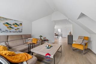 strong&amp;gt;Energiezuinige eigendom met commerciële ruimte, magazijn en gerenoveerde woonst op topligging

<p>Deze veelzijdige eigendom combineert <strong>wonen, werken en ondernemen</strong> op een strategisch en commercieel gunstige locatie. Ideaal voor zelfstandigen, investeerders of ondernemers die ruimte en zichtbaarheid zoeken.</p>

<p>Deze <strong>ruime commerciële ruimte </strong>is<strong> </strong>geschikt voor <strong>diverse handels- of praktijkdoeleinden zoals een winkel, kantoorruimte of bijvoorbeeld voor sportieve doeleinden</strong>. Aansluitend bevindt zich een <strong>apart magazijn van ca. 125 m²</strong>, ideaal voor stockage of logistieke activiteiten.</p>

<p>Achteraan geniet u van een aangename buitenomgeving met <strong>een vijver én zwemvijver</strong>, wat deze eigendom een uitzonderlijk karakter geeft.</p>

<p>Het <strong>woongedeelte</strong> werd <strong>volledig gerenoveerd</strong> en biedt alle comfort met <strong>3 slaapkamers</strong> en een aangename leefruimte. </p>

<p>Vooraan is er <strong>ruime parkeergelegenheid voor minstens 6 wagens</strong>, een absolute meerwaarde voor commerciële activiteiten en klantenontvangst.</p>

<p><strong>Troeven op een rij:</strong></p>

<ul><li>Commerciële ruimte met tal van mogelijkheden</li><li>Apart magazijn van ca. 125 m²</li><li>Gerenoveerde woonst met 3 slaapkamers</li><li>Zolderverdieping als extra ruimte</li><li>Geen renovatieplicht (EPC B)</li><li>Vijver en zwemvijver</li><li>Strategische, commercieel interessante ligging</li><li>Parking voor minstens 6 wagens</li></ul>

<p>Een <strong>zeldzame opportuniteit</strong> voor wie wonen en ondernemen wil combineren op één locatie.</p>