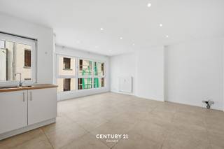 <span><strong>**Gerenoveerde appartementen Stadscentrum Mechelen**<br /><br /></strong><span>Middenin de historisch binnenstad, namelijk in de Lange Schipstraat, bieden we met veel plezier deze appartementen aan! Dit gebouw werd recent volledig gerenoveerd en omvat een combinatie van 1 en 2 slaapkamer appartementen. Naar indeling toe kan je een inkomhal met apart toilet vinden. Een open leefruimte met ingerichte keuken en dit grenzende aan het terras. Ook de badkamer met dubbele lavabo en douche is volledig geïnstalleerd en ingericht. Verder is er een berging met aansluiting voor wasmachine en ook op de kelderverdieping is elk appartement voorzien van een berging. Bijkomend bieden wij 3 autostaanplaatsen te koop aan dewelke exclusief de vraagprijs aangekocht kunnen worden aan 30.000,- EUR/ st.<br /><br /></span><span><strong>Je kan dit project vinden op www.connect-immo.be ! <br />Meer informatie of een bezoek ter plaatse? Met plezier! Contacteer onze vastgoedmakelaar Ilse: office@connect-immo.be of 016 229 228.<br /><br /></strong><span>App 0001: 295.000€ met een EPC-score B<br />App 0101: 270.000€ met een EPC-score C<br />App 0102: 305.000€ met een EPC-score B<br />App 0201: 280.000€ met een EPC-score B<br />App 0202: 315.000€ met een EPC-score B</span></span></span>