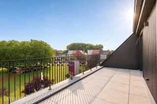 <p><span>AANKOOP MOGELIJK AAN 2% REGISTRATIERECHTEN</span></p><p><span>Wonen op niveau krijgt een nieuwe betekenis in dit stijlvolle penthouse, gelegen op de bovenste verdieping van een recente residentie in het centrum van Grobbendonk. Het appartement werd opgeleverd in 2026 en combineert hedendaags design, hoogwaardige technieken en een uitzonderlijk gevoel van ruimte en licht.</span></p><p><span>Een bijzonder interessante troef? Het appartement wordt verkocht onder registratierechten en kan, indien u aan de wettelijke voorwaarden voldoet, aangekocht worden aan het verlaagde tarief van </span><span>2% registratierechten</span><span>.</span></p><h3><span>Licht, ruimte en twee terrassen. </span></h3><p><span>De leefruimte vormt zonder twijfel het hart van het appartement. Royale raampartijen zorgen gedurende de hele dag voor een prachtige lichtinval en versterken het open en ruimtelijke karakter.</span></p><p><span>Vanuit de woonkamer heeft u rechtstreeks toegang tot het ruime, zuidgerichte terras, waar binnen en buiten naadloos in elkaar overvloeien. Een heerlijke plek om te genieten van de zon. Op het terras bevindt zich bovendien een geïntegreerde buitenberging, ideaal voor tuinmeubilair en andere praktische benodigdheden.</span></p><p><span>De open, volledig ingerichte keuken sluit mooi aan bij de leefruimte en versterkt het gevoel van openheid en comfort. Aansluitend bevindt zich een praktische berging met aansluitingen voor wasmachine en droogkast.</span></p><p><span>Aan de rustige achterzijde van het gebouw bevinden zich twee volwaardige slaapkamers, die beide toegang bieden tot een tweede terras. Dankzij de buitenruimtes aan beide zijden van het appartement geniet u op verschillende momenten van de dag van zon of schaduw.</span></p><p><span>De stijlvolle badkamer is uitgerust met een ruime inloopdouche en modern lavabomeubel. Daarnaast beschikt het appartement over een afzonderlijk gastentoilet.</span></p><h3><span>Comfort tot in elk detail. </span></h3><p><span>Ook de afwerking werd zorgvuldig uitgedacht. Van professioneel uitgewerkte lichtpunten tot strategisch geplaatste stopcontacten: alles werd voorzien met het oog op hedendaags wooncomfort en toepassingen zoals audio en smart home.</span></p><p><span>Op energetisch vlak is het appartement helemaal klaar voor de toekomst. </span><span>Vloerverwarming en -koeling, een warmtepomp, zonnepanelen en ingebouwde screens</span><span> zorgen voor een aangenaam binnenklimaat en een uitstekende energieprestatie met </span><span>EPC-label A</span><span>.</span></p><h3><span>Centraal wonen in Grobbendonk.</span></h3><p><span>Het penthouse geniet van een uitstekende ligging in het centrum van Grobbendonk. Winkels, horeca, openbaar vervoer en andere dagelijkse voorzieningen bevinden zich op wandelafstand. Zo geniet u van alle voordelen van een centrale ligging, zonder in te boeten aan rust en woonkwaliteit.</span></p><h3><span>Extra bergruimte inbegrepen, garage optioneel.</span></h3><p><span>Het gebouw beschikt over een lift en een gemeenschappelijke fietsenberging alsook vuilbakkenberging voor extra gebruiksgemak.</span></p><p><span>Bij het appartement hoort bovendien </span><span>een private kelderberging, gratis inbegrepen in de aankoopprijs</span><span>. Ideaal voor het opbergen van seizoensgebonden spullen of extra voorraad.</span></p><p><span>Wie graag over een eigen afgesloten parkeerplaats beschikt, kan </span><span>optioneel een garagebox met elektrische poort aankopen</span><span>. De garagebox is dus </span><span>niet verplicht mee aan te kopen</span><span>. Er is bovendien de mogelijkheid om een laadpunt voor een elektrische wagen te installeren.</span></p><h3><span>Interesse?</span></h3><p><span>Een recent en instapklaar penthouse met twee terrassen, twee slaapkamers, EPC-label A én de mogelijkheid om het appartement onder voorwaarden aan </span><span>2% registratierechten</span><span> aan te kopen: een combinatie die u niet vaak tegenkomt.</span></p><p><span>Bent u op zoek naar een energiezuinige en hoogwaardig afgewerkte thuis op een centrale locatie? Neem dan gerust contact op voor meer informatie of een bezoek ter plaatse.</span></p><p><span> </span></p>