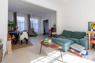 <div><div> <p>Modern appartement met terras nabij het Sint-Jansplein.</p><p>Op een centrale ligging nabij het Sint-Jansplein bevindt zich dit modern afgewerkte appartement op de eerste verdieping met een bewoonbare oppervlakte van ca. 76 m². De lichtrijke leefruimte is afgewerkt met een onderhoudsvriendelijke tegelvloer en sluit aan op de volledig ingerichte keuken, voorzien van alle nodige toestellen. De badkamer is uitgerust met een inloopdouche, een dubbele wastafel, een toilet en aansluitingen voor een was- en droogmachine. Verder beschikt het appartement over één ruime slaapkamer en een praktische bergkamer die extra opbergruimte biedt. Als extra troeven zijn er een aangenaam terras en een gemeenschappelijke fietsenberging. Algemene onkosten: € 150/maand (voorschot privatieve verwarming, water en elektriciteit).</p></div> </div>