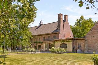 Deze unieke vierkantshoeve op 2,7 hectare bestaat uit een prachtige herenwoning (afgewerkt met luxe-materialen), burelen en kantoren,...