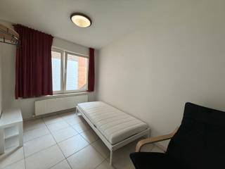 Deze gemeubelde studio is gelegen in het centrum van Geel op wandelafstand van de markt, horeca en diverse winkels en supermarkten.<br /><br />Via de trap bereiken we de eerste verdieping waar we via de inkomdeur de studio betreden.<br />De studio is voorzien van een eigen badkamer met meubel, spiegelkast, douche en toilet.<br />Verder hebben we nog een open keuken met een koelkast, een kookvuur en een spoelbak.<br /><br />Het leuke aan deze studio is dat deze gelegen is aan de rustige achterzijde van het gebouw.<br /><br />Verwarming, water en elektriciteit zijn inbegrepen in de huurprijs.<br /><br />Onmiddellijk beschikbaar. <br /><br />Geen gemeenschappelijk kosten.<br /><br />Heb je interesse? Klik op de gele knop '<strong>IK WENS EEN BEZOEK'.</strong>