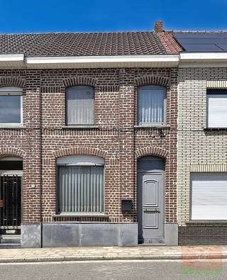 Welkom in deze instapklare hedendaagse gezinswoning gelegen op een boogscheut van de bruisende dorpskern van Sint-Lievens-Houtem.<br /><br />Door zijn ideale ligging biedt deze woning vlotte verbinding naar alle belangrijke invalswegen richting de naburige centrumsteden en E40 richting Gent/Brussel.<br />Het levendige Sint-Lievens-Houtem biedt bovendien talloze opties op gebied van winkelen, horeca, scholen of ontspanningsmogelijkheden.<br /><br />Deze charmante woonst is een <strong>absolute aanrader</strong> voor starters, jonge gezinnen of investeerders!<br /><br /><strong>Deze gezellige, instapklare woning biedt volgende praktische indeling</strong>:<br />Open, lichtrijke ruime leefruimte, die naadloos overloopt in de eetkamer met lichtkoepel en de hedendaagse keuken met voldoende kastruimte.<br />Aansluitend bevindt zich de badkamer met ligbad, aparte douche ,toilet en wasmeubel.<br />Via de achterdeur bereiken we de praktische berging/fietsstalling (rechtstreeks bereikbaar vanop de straat) en de grote omheinde grastuin met een diepte van 40m. <br />Op de eerste verdieping bevinden zich 2 slaapkamers. Op de tweede verdieping een 3de zeer ruime slaapkamer (20m²).<br /><br /><strong>Troeven:</strong><br />✅ Energiezuinig / Asbestvrij<br />✅ Conforme elektriciteitskeuring<br />✅ EPC 193 kWh/ (m² jaar) - <strong>Label B</strong><br /><br /><br /><strong>‼️<u>EXTRA OPTIE</u>: unieke mogelijkheid tot aankoop van private garage naast het huis (20.000 €). De garage is uitgerust met een automatische poort, elektriciteit + watervoorziening en bevindt zich op een veilige, private parkeersite direct naast de woning.‼️</strong><br /><br /><strong>Weet</strong>: De vermelde prijs is een richtprijs. Deze methode geeft jou, als potentiële koper, de kans om op een transparante manier te bieden. Na ontvangst van deze biedingen zal de verkoper beslissen of hij/zij de eigendom verkoopt aan het hoogste bod, de richtprijs is aldus niet bindend voor de verkoper.<br /><br /><strong>Benieuwd naar deze absolute topper ?? Schrijf je dan in voor een bezoekmoment !!</strong><br />Maak snel jouw afspraak via immo@vastgoed-ff.be of bel <strong>053/21.21.21</strong><br />Bel of mail <strong>Gunther</strong> op <strong>0476/60 67 96</strong> - gunther@vastgoed-ff.be<br /><br /><strong>Tot gauw. Voor snelle beslissers!</strong><br /><br />