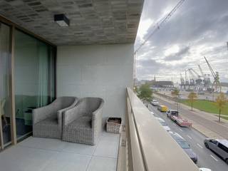 <p>Cet appartement d'environ 100 m² est situé au deuxième étage de la résidence « Liberty ». Une nouvelle construction qui attire immédiatement l'attention dans le quartier branché de l'Eilandje. Avec l'Escaut à proximité et le musée Red Star Line à deux pas, cet emplacement est sans aucun doute le point de départ idéal pour découvrir la ville.</p>
<p></p>
<p>L'appartement est entièrement revêtu de pierre naturelle bleue, ce qui lui confère un aspect luxueux.</p>
<p></p>
<p>Dans le salon, vous pouvez profiter en toute tranquillité d'une magnifique vue frontale sur l'Escaut grâce aux grandes baies vitrées coulissantes. Celles-ci donnent sur la terrasse ensoleillée d'environ 7 m² orientée à l'ouest.</p>
<p></p>
<p>La cuisine ouverte avec îlot central est de couleur blanche et équipée d'appareils électroménagers encastrés de qualité. Un espace de rangement séparé dispose des raccordements pour la machine à laver et le sèche-linge.</p>
<p></p>
<p>La chambre principale est située à l'arrière, au calme, et donne sur la magnifique deuxième terrasse d'environ 13 m². À côté se trouve la première salle de bains moderne avec douche à l'italienne et meuble lavabo. La deuxième chambre a également accès à la terrasse et peut parfaitement être aménagée en chambre d'amis, chambre d'enfant ou bureau. Elle peut utiliser une deuxième salle de bains avec douche et lavabo.</p>
<p></p>
<p>Toilettes séparées pour les invités.</p>
<p></p>
<p>De plus, une place de parking souterrain est incluse dans le loyer.</p>
<p></p>
<p>Charges communes : 120 euros.</p>
<p>Toutes les charges sont à la charge du locataire.</p>
<p></p>
<p>Disponible à partir du 1er décembre 2025.</p>