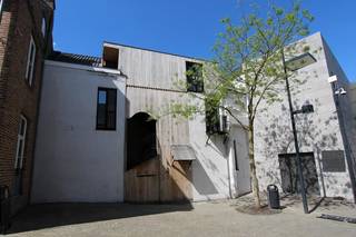 Modern appartement op de eerste verdieping van het geklasseerde koetshuis pal in het centrum van Tongeren. Rustig wonen aan het Museumplein tussen...