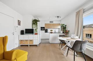 <p><span>Leuk modern appartement met twee slaapkamers dichtbij centrum Mechelen</span></p><p><span>Dit fris appartement is gelegen op een uitzonderlijke en rustige locatie, die u gemakkelijke toegang geeft tot alle voorzieningen tot de charme van het historische Mechelen! Dit appartement heeft winkels, restaurants, scholen en openbaar vervoer vlakbij.</span></p><p><span>Het vernieuwd appartement is gelegen op de tweede verdieping en beschikt over twee slaapkamers en een terras.  </span></p><p><span>Dit appartement bestaat uit een inkomhal die u toegang geeft tot de living met open keuken, 2 slaapkamers en de badkamer. De keuken is zeer recent vernieuwd wat zorgt voor een aangename kookervaring. De badkamer is voorzien van douche, lavabo en wc. Het appartement beschikt over een privé terras waar u te allen tijde van de rust kan genieten. </span></p><p><span>Bovendien is er nog een privatieve kelder en een gemeenschappelijke fietsenstalling.</span></p><p><span>Het appartement beschikt over individuele tellers, een eigen boiler en heeft een zeer gunstig EPC, elektrische keuring en asbestattest. Instapklaar dus!</span></p><p><span>Gemeenschappelijke info:</span></p><p><span>-De maandelijkse lasten zijn relatief laag en bedragen 90,97 euro per maand</span></p><p><span>-Recent heeft de gemeenschap beslist om een noodzakelijke en meerwaardegerichte renovatie te ondergaan van de buitengevel/terrassen en kelderisolatie. Deze wordt helemaal vernieuwd, geïsoleerd en afwerkt met steenstrips. Deze kost dient wel meegenomen te worden in uw budget,  want voor deze kavel zou dat </span><span>maximaal</span><span> neerkomen op 30 019 euro incl BTW. Echter is het mogelijk om deze te financieren met een zeer gunstige VME-lening ten belope van max €97/maand (20j) en een eigen inleg van 9 949 euro. Deze renovatie zal het pand in zijn geheel een vernieuwde en moderne uitstraling geven. </span></p><p><span>Mis deze unieke kans niet voor je nieuwe verblijf in Mechelen. Neem vandaag nog contact met ons op via welkom@reuzegoed.be of +32 470 11 56 80 voor meer informatie en om een bezichtiging aan te vragen!</span></p><p><span> </span></p><p><span> </span></p>