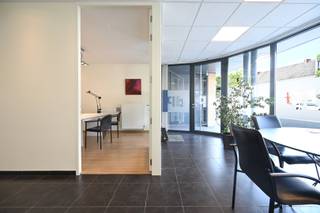 Op zoek naar een centraal gelegen kantoorruimte in het bruisende centrum van Deinze? Deze instapklare kantoorruimte van ca. 115 m² bevindt zich in residentie Cleveland, pal op de Markt en omringd door gezellige horecazaken, winkels, culturele hotspots en het groene recreatiegebied De Brielmeersen. Dankzij de uitstekende bereikbaarheid, zowel met de auto als met het openbaar vervoer, is dit een topadres voor wie vlot bereikbaar wil zijn voor klanten en medewerkers.<br /><br />De indeling is functioneel: een ontvangstruimte, een vergaderzaal, een open bureauruimte met meerdere werkplekken, een archiefruimte en een volledig uitgeruste keuken met toegang tot een gemeenschappelijke buitenruimte achteraan.<br /><br />Beschikbaar uiterlijk op 31 december 2025. Ideaal om nadien je eigen zaak te vestigen of om te investeren op een toplocatie met hoge verhuurpotentie.<br /><br /><strong>Troeven:</strong><br />- EPC-label B<br />- Elektriciteit conform<br />- Asbestveilig<br />- Centrale verwarming op aardgas<br /><br />Benieuwd naar de mogelijkheden van dit kantoor op de Markt in Deinze? U kunt vrijblijvend een persoonlijke rondleiding aanvragen via guillian@landbergh.be of 09 278 78 79.