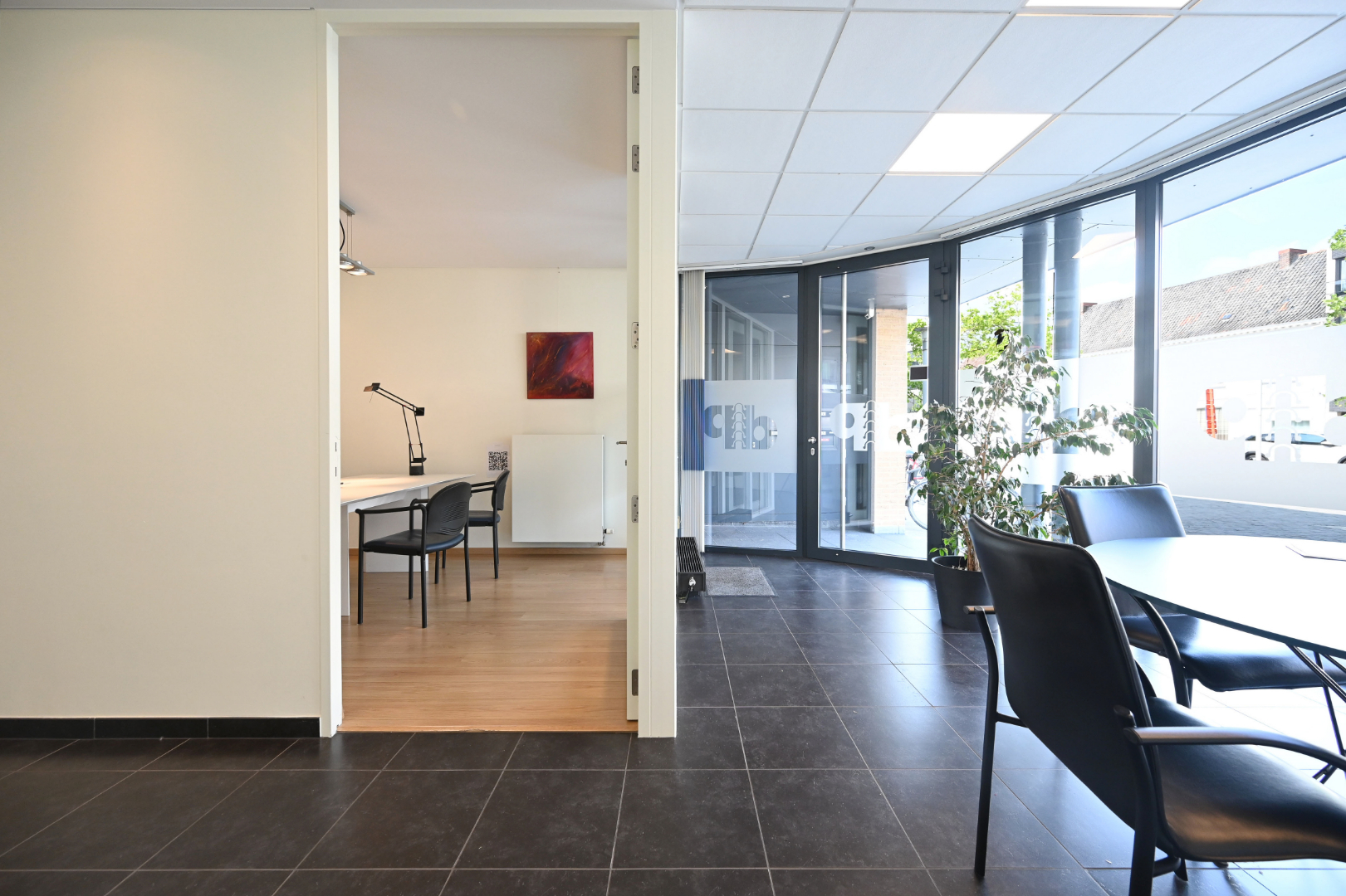 Lichtrijk kantoor op de Markt in Deinze - photo 2