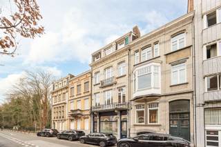 <p><span><span>Vivre avec du charme, de la classe et une touche de grandeur</span></span></p><p><span><span>Un bâtiment qui ne se contente pas d'être vu, mais qui a un air d'architecture. Ici, la façade respire l'art nouveau, on entre dans un hall authentique, on a de hauts plafonds. Une maison avec une histoire et une histoire, et ce dans un cadre moderne.</span></span></p><p><span><span>Bienvenue dans le quartier bien-aimé de Markgrave, un quartier vivant de standing où joyaux architecturaux, vie citadine et tranquillité vont de pair. Les parcs sont au coin de la rue, le restaurant le plus branché de 2025, Cobrahouse, est votre nouveau point de chute et l'une des meilleures boulangeries d'Anvers, Domestic, est accessible à pied. Tout cela, combiné à une excellente accessibilité, est un mariage parfait.</span></span></p><p><span><span>Pourquoi vous voudrez vivre ici</span></span></p><ul><li><span><span>Architecture élégante et bâtiment entièrement rénové (conçu par Jules Dries en 1910)</span></span></li><li><span><span>Beaucoup de lumière et de belles hauteurs de plafond</span></span></li><li><span><span>Terrasse et balcon donnant sur le parc</span></span></li><li><span><span>Deux chambres de taille normale avec une agréable sensation d'espace</span></span></li><li><span><span>Situation centrale</span></span></li><li><span><span>Prêt à emménager</span></span></li></ul><p><span><span>Au premier étage de l'immeuble se trouve l'appartement de deux chambres à coucher. Un bel espace de vie avec accès au balcon donnant sur la rue. La salle à manger est une extension de l'espace de vie et peut être séparée par une double porte. Une cuisine ouverte, équipée de tous les appareils électroménagers (Miele - Samsung), avec accès à la terrasse arrière donnant sur la verdure. Dans le huitième hall, il y a des toilettes pour les invités et une pièce de rangement avec un branchement pour la machine à laver et le sèche-linge.</span></span></p><p><span><span>La chambre principale dispose d'un dressing et d'une salle de bains à l'arrière. La<sup>2ème</sup> pièce se trouve à l'avant de l'appartement et est parfaite comme pièce de loisir, chambre d'amis ou bureau.</span></span></p><p><span><span>Intéressé(e) ? N'attendez pas trop longtemps et prenez rendez-vous à </span></span><span><span>www.sinjoor.be</span></span><span><span> ou au 03 283 05 00.</span></span></p>