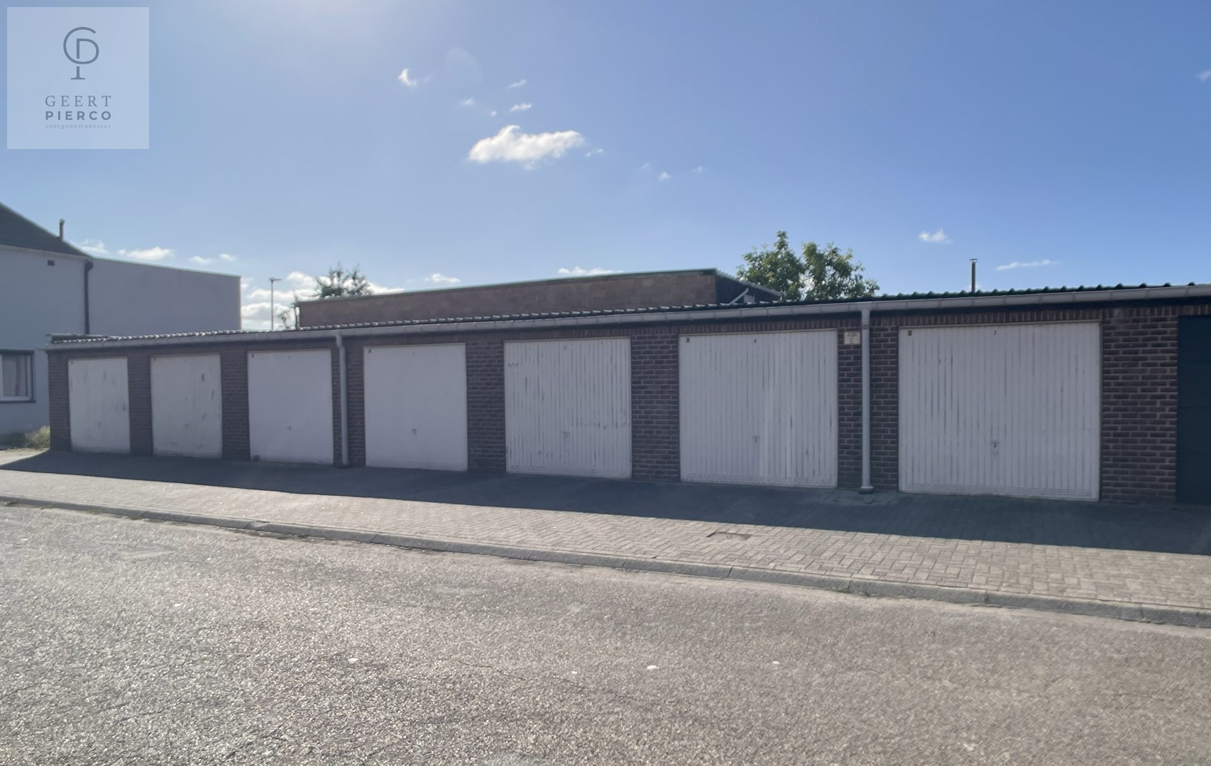 Deze opbrengsteigendom voorziet zeven afgesloten garageboxen en één open autostaanplaats. Gelegen te midden van een woonwijk is de huurgarantie bijna een absolute zekerheid! - foto 1