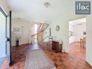 Riante, standingvolle villa, exclusief gelegen in een residentiële en rustige wijk aan het einde van een doodlopend straatje. De villa bevindt...