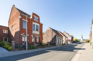 <p>In de Polenstraat te Sleidinge, bevindt zich deze uitzonderlijke eigendom met een totale grondoppervlakte van maar liefst 929 m².<br />Het betreft twee woningen die samen een mooie opportuniteit bieden voor zowel totaalrenovatie als projectontwikkeling.<br /><br />Dankzij de gunstige ligging en de ruime perceeloppervlakte is dit pand uitermate geschikt voor ontwikkelaars.<br />Volgens de geldende mogelijkheden kan deze site aangewend worden als projectgrond voor de realisatie van 6 appartementen in combinatie met een handelspand (onder voorbehoud van de nodige vergunningen).<br /><br />De centrale ligging zorgt voor een vlotte bereikbaarheid, nabijheid van winkels, openbaar vervoer en verbindingswegen, wat deze locatie extra interessant maakt voor residentiële en commerciële invulling.<br /><br />Een eigendom met veel potentieel, ideaal voor investeerders of projectontwikkelaars die op zoek zijn naar een strategisch gelegen locatie.<br /><br /><u>Polenstraat 2</u><br />Grondoppervlakte: 210 m²<br />EPC F-label (1.365 kWh/m² jaar)<br />P-score en G-score: C<br /><br /><u>Polenstraat 4</u><br />Grondoppervlakte: 719 m²<br />EPC E-label (457 kWh/m² jaar)<br />P-score en G-score: C<br /><br />Wilt u deze eigendom en zijn troeven zelf ontdekken, neem dan zeker contact op voor het plannen van een bezoek ter plaatse.<br /><strong><u>Interesse?</u></strong> Contacteer Steffi telefonisch op 0498/50.50.94 of per mail steffi@vastgoeddevos.be </p>