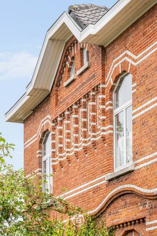 Achter de statige gevel van deze karaktervolle interbellumvilla ontvouwt zich een ruime gezinswoning waar authenticiteit en hedendaags wooncomfort harmonieus samengaan. Gelegen in het centrum van Oostrozebeke, op wandelafstand van winkels, scholen en dagelijkse voorzieningen, vindt u hier een uitzonderlijke woonomgeving waar ruimte, karakter en comfort centraal staan.<br /><br />De indrukwekkende inkomhal vormt een stijlvolle introductie tot de woning. De lichtrijke leefruimte met eetplaats ademt warmte en gezelligheid en vormt het natuurlijke middelpunt van het huis. Aansluitend bevindt zich de keuken, die in directe verbinding staat met de tuin. Een bijzondere meerwaarde is de polyvalente ruimte met afzonderlijke toegang, ideaal als praktijk, kantoor aan huis of creatieve werkplek.<br /><br />Op de verdieping bevinden zich drie volwaardige slaapkamers en een ruime badkamer. De zolderverdieping biedt bovendien nog tal van mogelijkheden voor wie extra woonruimte wenst te creëren.<br /><br />Ook buiten werd ingezet op comfort en ontspanning. Het overdekte terras kijkt uit over het zwembad en de verzorgde, onderhoudsvriendelijke tuin. De carport, het tuinhuis met zolder en de buitendouche maken het geheel compleet.<br /><br />Een eigendom met een uitgesproken karakter, een rijke geschiedenis en tal van mogelijkheden.