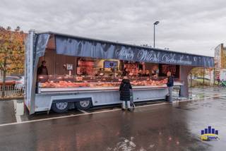 Volledig afgewerkte en ingerichte vleeswaren-handel met vaste standplaatsen op 5 markten per week in Oost-Vlaanderen.Inbegrepen: * Winkelwagen Wigwam...