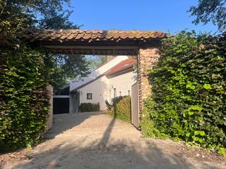 <br />°<strong> idyllisch 19e eeuws LANDHUIS</strong><br />° <u><strong>UNIEKE LIGGING</strong></u> in het heuvelend <strong>natuurgebied "Mene- en Jordaanvallei"</strong><br />(90.000 m2 stilte-gebied met prachtige wandel- en fietsroutes )<br /><br />° geen gewone woning, maar een zeldzame eigendom met een <u><strong>ZIEL !</strong></u><br /><br />-----------------------------------------------------------------------------------------------------------------<br />° op 6 minuutjes HOEGAARDEN en BOUTERSEM<br /> (oprit E40 en treinstation (lijn Hasselt-Leuven)<br />° LEUVEN op slechts 15 min <br />° op 12 min HAASRODE / TIENEN<br />° BRUSSEL op 25 min<br />° scholen op fietsafstand (oa Sint-Janscollege te MELDERT)<br />---------------------------------------------------------------------------------------------------------------<br />° <strong>absolute RUST en PRIVACY:</strong><br />---> midden heuvelend landschap<br />---> nauwelijks autoverkeer (slechts enkele bewoners in de straat) ,<br />ook geen geluid van autostrade, .......... !<br /><br />° <strong>veel CHARME:</strong> eiken balken, planken vloeren, oude deuren, houtkachel, ...<br /><br />------------------------------------------------------------------------------------------------------------------<br /><u>GELIJKVLOERS</u>:<br />° traphal met zithoek (14 m2)<br />° 2e inkomhal<br />° lichtrijk <u><strong>BUREAU </strong>of<strong> KAMER </strong>of<strong> 2e LIVING</strong></u> (13 m2)<br />° <u><strong>2e kleine kamer/bureau</strong></u> (6 m2)<br /><br />° gezellige lichtrijke <u><strong>LIVING</strong></u> (42 m2):<br />-- houtkachel<br />-- autentieke houten vloer<br />-- mooi uitzicht naar tuin<br /><br />° volledig ingerichte<u><strong> KEUKEN</strong></u><br />-- NIEUW van juni 2026 (nooit gebruikt)<br />-- aparte <u><strong>EETHOEK</strong></u> / zithoek<br /><br />° gastentoilet<br />° speel- of hobbyhoekje (5 m2)<br /><br />° BERGING / WASPLAATS<br />° GARAGE<br />------------------------------------------------------------------------------------<br /><u>1e VERDIEPING</u>: <br />° master-bedroom (40 m2) <br />-- eigen badkamer (douche) <br />-- dressing<br /><br />° KAMER 2 (12 m2) met lavabo<br />° KAMER 3 (20 m2) met lavabo en ingemaakte kasten<br /><br />° BADKAMER 2 (ligbad + douche) <br />° ruime HAL met ZITHOEK (18 m2)<br />------------------------------------------------------------------------------------<br /><u>DIVERSEN</u>:<br />° mooie houten vloeren in meeste ruimtes (parket of oude planken)<br />° wijnkelder<br />° zonnepanelen<br />° laadpaal voor elektrische wagen<br /><br />° <u><strong>mooie TUIN :</strong></u><br />-- 100 % privacy <br />-- met waterpartij en bron (veilig omheind voor kinderen)<br />-- onderhoudsvriendelijk (het snoeien van de hagen gebeurt door de eigenaar )<br /><br />° <u><strong>BIJGEBOUW</strong></u><br />-- volledig gerenoveerd (niet verwarmd)<br />-- ideaal als hobbyruimte, bureau, extra ontvangstruimte tijdens de zomermaanden, .....<br />-------------------------------------------------------------------------------------------<br />° een woning met deze charme en unieke ligging<br /> komt slechts zelden op de verhuurmarkt !<br />-------------------------------------------------------------------------------------------<br /><br /><br /><br /><br /><br />
