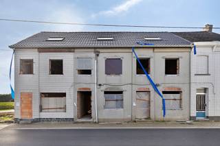 In een aangename en rustige omgeving in Deftinge worden twee kwalitatieve vernieuwbouwwoningen gerealiseerd. De woningen worden volledig afgewerkt en bieden modern wooncomfort gecombineerd met een uitstekende energiezuinigheid. Beide woningen worden verkocht aan registratierechten.
Elke woning beschikt over een praktische en hedendaagse indeling met onder meer 3 slaapkamers, waardoor ze ideaal zijn als gezinswoning. Dankzij de kwalitatieve bouwtechnieken en energiezuinige voorzieningen behalen beide woningen een EPC-label A. U geniet er bijgevolg van een aangenaam wooncomfort én een laag energieverbruik.
Ook aan het buitenleven en praktisch comfort is gedacht. Beide woningen beschikken over een eigen tuin, een carport en een handige tuinberging. Zo heeft u voldoende ruimte voor uw wagen, fietsen en tuinmateriaal.
Een uitstekende kans voor wie op zoek is naar een moderne, energiezuinige en instapklare woning in een aangename omgeving, zonder de zorgen van een renovatie. Ideale starterswoning of investering.
Wenst u meer informatie of een bezoek? Stuur gerust een mail naar Louis@immoaccenta.be