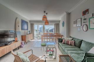 Dit ruime en instapklare appartement bevindt zich op de 2e verdieping in de Troonstraat in Oostende, op korte wandelafstand van de zeedijk te Mariakerke. Dankzij de ligging en het open zicht geniet het appartement van een aangename omgeving en veel natuurlijke lichtinval.<br /><br />De praktische indeling omvat een lichtrijke leefruimte, een keuken, één ruime slaapkamer en een badkamer. Daarnaast beschikt het appartement over een privatieve kelderberging, wat zorgt voor extra opbergruimte.<br /><br />Het appartement beschikt over een EPC-label B en de elektriciteit is conform. Dankzij de combinatie van de instapklare staat, de gunstige ligging nabij de zeedijk en het open zicht is dit een interessante woning als vaste verblijfplaats, tweede verblijf of investering.<br /><br />Contacteer Inti via inti@immofrancois.be of 0499 74 89 74 voor meer informatie of een bezoek.<br /><br />