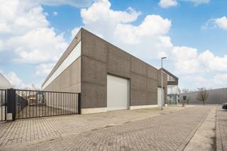 Unieke bedrijfssite op volledig perceel – magazijnen, showroom, kantoren en casco woonst Op het bedrijventerrein Mariëndal wordt deze...