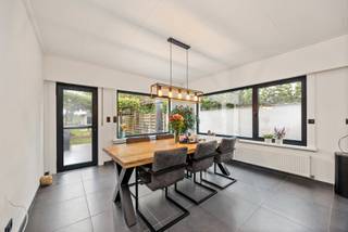 Locatie:
Deze perfect onderhouden woning is rustig en centraal gelegen in het centrum van Stabroek. Winkels en openbaar vervoer bevinden zich op wandelafstand. Dankzij de ligging op 20 meter diepte geniet je achteraan van de nodige privacy en rust, met een zonnige tuin en zicht op de velden.
Indeling:
Op het gelijkvloers bevinden zich een ruime inkomhal met bergkasten, gastentoilet, bijkeuken met aansluitingen voor wasmachine en droogkast en een grote leefkeuken/eetkamer van 35 m² met kookeiland en toegang tot de tuin. De inpandige garage van 21 m² is bereikbaar via de woning en heeft een zijingang naar de tuin.
Op de eerste verdieping bevinden zich een bijzonder lichtrijke woonkamer of polyvalente ruimte van 40 m², drie slaapkamers (14,9 m², 9,6 m² en 6,5 m²) en een badkamer met dubbele wastafel, douche en ligbad.
Garage: grote inpandige garage van 21 m².
Berging: ruime wasplaats
Troeven:
• Twee grote, lichtrijke leefruimtes
• Zonnige tuin met zicht op de velden
• Groot geïsoleerd tuinhuis van 30 m²
• Gezellig terras met groene pergola
Technische gegevens:De woning wordt verwarmd via een condenserende gasketel en beschikt over een volledig conforme elektrische installatie. Het EPC heeft label C. Verder is de woning uitgerust met een waterontharder, slimme deurbel en slimme radiatorkranen. De aluminium en kunststof ramen zijn voorzien van dubbele beglazing en rolluiken.
Extra:
Stedenbouwkundige inlichtingen in aanvraag.
Benieuwd naar de waarde van je woning? Vraag een gratis schatting aan via lex@bauwensvastgoed.be
