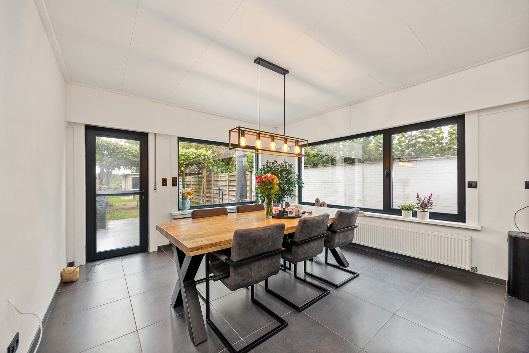 Ruime 3-slaapkamer woning met zonnige tuin in Stabroek - foto 3