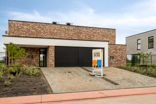 <p><strong><br /></strong>Op zoek naar een exclusieve, duurzame nieuwbouwvilla in het groen? Deze 7 BEN-woningen in Tielt-Winge (Meensel) combineren rust, ruimte en bereikbaarheid tot een ideale woonomgeving.<br /><br />Woonproject Meensel bestaat uit 7 strak vormgegeven woningen, waarvan 3 open en 4 halfopen bebouwingen. Elke villa krijgt een unieke gevel in crepi of gevelmetselwerk, afgewerkt met antraciet aluminium ramen. De grote raampartijen zorgen voor een overvloed aan natuurlijk licht in de leefruimte en keuken, met prachtige, weidse zichten op het glooiende Hageland.<br /><br />De woningen zijn gelegen in een rustige, landelijke omgeving, maar toch strategisch. Op slechts 20 km van Leuven en 40 km van Brussel, met vlotte verbindingen via de E314 en E40, bereik je snel steden zoals Aarschot, Diest en Tienen. Ideaal voor wie rustig wil wonen zonder in te boeten op bereikbaarheid.<br /><br />Duurzaamheid staat centraal. Elke woning is uitgerust met een warmtepomp, vloerverwarming, regenwaterput en een ventilatiesysteem C+ met smartzones. Dit resulteert in een E-peil lager dan E20 en het bijhorende BEN-label.<br /><br />Ook aan comfort is gedacht: de tuinaanleg is inbegrepen in de prijs. Kortom, een instapklare woning waar je meteen kan thuiskomen.<br />Benieuwd naar de plannen en afwerking? Contacteer ons vrijblijvend via 0472 64 63 02 of via nieuwbouw@living-stone.be.</p>