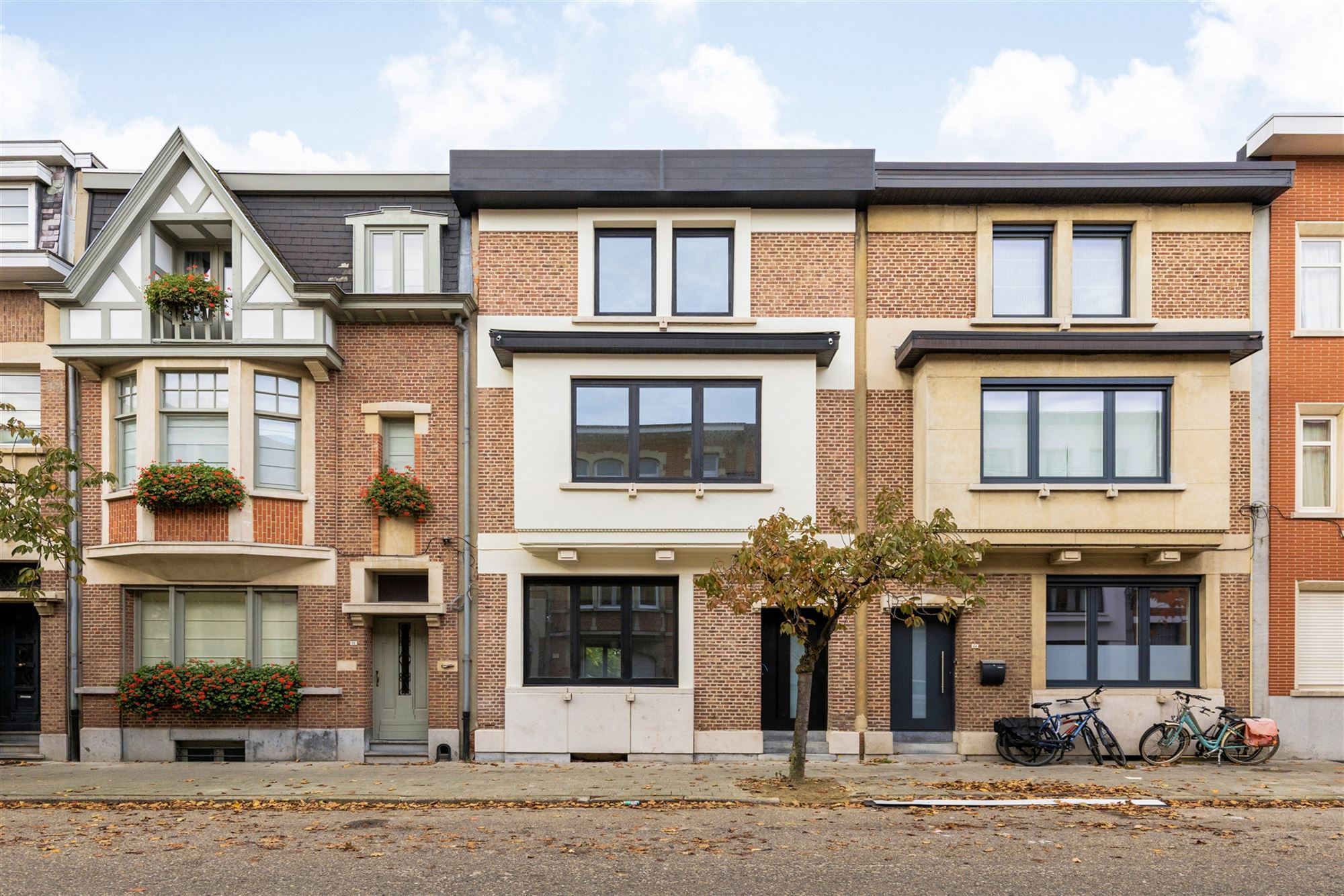 Prachtig gerenoveerd huis met tuin en 4 slaapkamers centrum Mortsel - foto 1