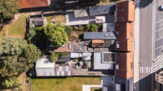 Deze ruime woning, gelegen langs een vlotte verbindingsweg in Kortemark, biedt tal van mogelijkheden voor wie op zoek is naar een renovatieproject.<br /><br />Indeling:<br />Bij het binnenkomen is er een inkomhal/voorplaats, gevolgd door een leef- en zitruimte, keuken en een grote open living. Op de eerste verdieping is er veel ruimte die volledig naar eigen smaak kan worden ingericht. Een vaste trap leidt naar de zolderverdieping – een absolute meerwaarde gezien de grootte en het potentieel.<br />De tuin is Zon-gericht en biedt veel mogelijkheden, al vraagt hij nog wat werk, zoals te zien is op de foto's. Ieder bod vanaf 119.000 euro wordt aan de verkoper voorgelegd. <br />Heb je zin om van deze woning een pareltje te maken? Neem dan gerust vrijblijvend contact op met Maggie via maggie@vastgoednorman.be of 0479 40 24 04.