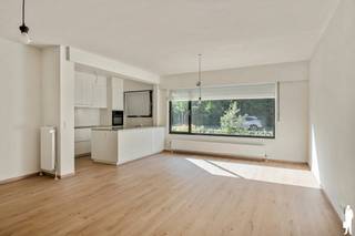 Gelijkvloers appartement van ca. 110m² met 2 slaapkamers, garagebox en gezellige tuin - volledig gerenoveerd in 2023<br /><br />Op een aangename en groene locatie, op wandelafstand van het centrum, bevindt zich dit gelijkvloers appartement met 2 slaapkamers, een gezellige tuin en een private garagebox. Het appartement maakt deel uit van een kleinschalig gebouw uit 1988 en werd doorheen de jaren mooi vernieuwd, met onder meer een hedendaagse keuken en badkamer.<br /><br />Indeling: <br /><br />Ruime inkomhal met gastentoilet en praktische berging. <br />Lichte leefruimte (ca. 39m²) met open keuken, volledig vernieuwd en voorzien van Siemens toestellen. <br />2 volwaardige slaapkamers (ca. 15m² en ca. 11m²). Vernieuwde badkamer met inloopdouche. <br />Gezellige tuin met terras<br /><br />Via een poortje in de tuin is er bovendien een rechtstreekse toegang tot de garagebox, wat zorgt voor extra comfort.<br /><br />Algemeen:<br /><br />Garagebox met laadpaal <br />Lage gemeenschappelijke kosten: ca. € 75/maand<br />Groene en aangename woonomgeving<br />Centrum op wandelafstand<br />CV op aardgas, via radiatoren<br />Rolluiken<br />Buitenkraantje aan het terras<br />Conforme elektriciteitskeuring<br />C label <br /><br />Een instapklaar appartement dat comfort, een fijne buitenruimte en een gunstige ligging op een mooie manier combineert.