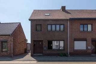 Charmante halfopen bebouwing met 3 slaapkamers, garage en zonnige tuin in Mol<br /><br />Bent u op zoek naar een ruime gezinswoning op een uitstekende locatie met tal van mogelijkheden? Dan is deze halfopen bebouwing, gelegen nabij het centrum van Mol, zeker een bezoek waard.<br /><br />De woning werd gebouwd in 1962 en beschikt over een praktische indeling met drie volwaardige slaapkamers, een kelder en een zolder, die extra opslagruimte biedt. Dankzij de centrale verwarming op aardgas, dubbele beglazing en rolluiken geniet u vandaag al van een aangenaam wooncomfort.<br /><br />De badkamer is toe aan een opfrissing, waardoor u deze volledig naar eigen smaak kunt inrichten. Verder biedt de woning heel wat renovatiemogelijkheden, zonder dat deze noodzakelijk zijn. Dankzij het gunstige EPC-label is de woning immers ook zonder ingrijpende energetische renovaties een interessante keuze.<br /><br />Buiten geniet u van een onderhoudsvriendelijke tuin met een zonnig, zuidoost georiënteerd terras, ideaal om van de ochtend- en middagzon te genieten. Daarnaast beschikt de woning over een garage en een praktisch tuinhuis.<br /><br />De ligging vormt een absolute troef: op korte afstand van het centrum van Mol, scholen, winkels en andere dagelijkse voorzieningen. Hierdoor combineert deze woning een rustige woonomgeving met een uitstekende bereikbaarheid.<br /><br />Troeven op een rij:<br />Halfopen bebouwing<br />Bouwjaar 1963<br />3 volwaardige slaapkamers<br />Centrale verwarming op aardgas<br />Dubbele beglazing<br />Rolluiken<br />Kelder en zolder<br />Badkamer te renoveren<br />Zuidoost georiënteerde tuin en terras<br />Garage en tuinhuis<br />Dicht bij scholen en het centrum van Mol<br />Gunstig EPC-label<br />Tal van renovatiemogelijkheden, zonder renovatieverplichting<br /><br />Bent u op zoek naar een woning met karakter, een uitstekende ligging en de mogelijkheid om deze volledig naar uw eigen wensen af te werken? Neem dan snel contact op voor een bezichtiging en ontdek zelf de mogelijkheden die deze woning te bieden heeft.