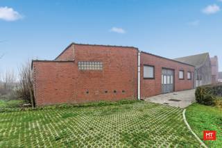 In het hart van de landelijke parochie Zandvoorde vinden we dit ruime gebouw. Het bestaat momenteel uit een handelsruimte, een privé-gedeelte en een magazijn, en biedt tal van mogelijkheden voor diverse bestemmingen. Achter het pand bevindt zich bovendien een weide, die bij de prijs is inbegrepen.<br /><br /><strong>Indeling</strong>
<ul>
	<li>Gelijkvloerse verdieping: handelsruimte (90 m²), toiletten (12 m²) en bergruimte (20 m²). Aansluitend hebben we de keuken (8 m²), woonkamer (15) en de veranda (5 m²).</li>
	<li>Eerste verdieping: nachthal, 3 slaapkamers (17 - 17 - 8 m²), extra kamer die kan dienen als slaapkamer of woonkamer (34 m²), dressing (13 m²), badkamer (14 m²) met bad, douche, enkelvoudige wastafel en toilet. </li>
	<li>Tweede verdieping: zolder (76 m²) </li>
</ul>
<br />Achter het gebouw bevindt zich een <strong>magazijn van 84 m²</strong> met verdieping, aansluitend op <strong>een feestzaal van maar liefst 183 m² en keuken van 31 m²</strong>.<br /><br /><strong>Extra kenmerken</strong>

<ul>
	<li>Gescheiden stelsel </li>
	<li>Regenwaterput (niet aangesloten) </li>
	<li>Stadswater, aardgas en elektriciteit </li>
</ul>
<br />Check zeker ook de <strong>video</strong>: https://youtube.com/shorts/mO9eaCgnZ2o?feature=share<br /><br />Meer informatie of een vrijblijvend bezoek?<br />Contacteer Eden op 0470 43 78 21 of mail info@minthus.be<br /> 