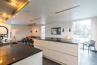 Deze energiezuinige woning is instapklaar en voorzien van alle nieuwe technieken: vloerverwarming, ventilatiesysteem D, domotica, zonnepanelen... Een parkeerplaats is voorzien voor de deur. <br /><br />Indeling gelijkvloers:<br />- inkomhal met vestiaire en toilet, <br />- woonkamer met luxueus ingerichte open keuken met kookeiland (koelkast, diepvries, vaatwasser, combi-oven, inductiekookplaat met ingewerkte dampkap) <br />- berging met alle technieken <br /><br />Indeling eerste verdieping:<br />- 3 slaapkamers <br />- apart toilet<br />- moderne stijlvolle badkamer met inloopdouche, lavabo<br /><br />Achter de woning is er een groot terras (zuidgericht) met toegangspoortje. De parking bevindt zich net naast het huis. Achteraan is er een grote gemeenschappelijke tuin voor de bewoners. <br /><br />Troeven:<br />- vlakbij Diepenbeek en Hasselt centrum <br />- veel lichtinval dankzij grote raampartijen<br />- zeer energiezuinig: A-label, EPC-score 4 kWh/m²<br />- domotica: verduistering, ventilatie, verlichting, ... <br />- kost gemeenschappelijke delen: 40€/m <br />- verkoop onder registratierechten! <br /><br />Beknopt:<br />Bouwjaar: 2022<br />Woonopp: 124m² - perceel 110m²<br />CV op aardgas (Vaillant) <br /><br />Bestuursmaatregelen in het maatregelenregister: nee<br /><br />Deze AI-visualisaties zijn bedoeld als inspiratie. Er werd geen rekening gehouden met technische specificaties, stedenbouwkundige voorschriften of de concrete mogelijkheden tot realisatie.