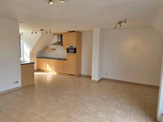 GEZELLIG EN LUMINEUS APPARTEMENT MET 1 SLAAPKAMER, GROOT TERRAS 22M² EN AUTOSTAANPLAATS2de verdieping - ligging nabij centrum met vlotte...