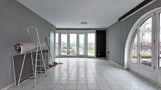 Een ruime en goed onderhouden duplex met aangenaam wooncomfort, gelegen in een rustige woonwijk in de Stekelaarstraat te Bassevelde. Dankzij...