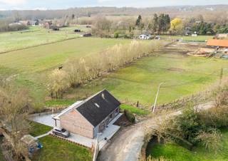 <p><u><strong>Te koop:</strong></u> instapklare open bebouwing in Steenokkerzeel, landelijk gelegen met vrij zicht.<br /><br />Deze charmante bungalow werd in 2016 volledig gerenoveerd en biedt een comfortabele indeling in een groene omgeving. Dankzij de open ligging geniet u van een prachtig vrij uitzicht over de omliggende velden. De woning is perfect instapklaar, waardoor u meteen kunt genieten van het landelijke leven zonder extra verbouwingen. Met een ruime tuin van 200 m² en een praktische indeling is dit een ideale plek voor wie rust en comfort zoekt.<br /><br /><u><strong>Belangrijkste ruimtes:</strong></u><br />• Woonkamer (27,9 m²) met veel lichtinval<br />• Keuken (11,6 m²) met aansluitende bijkeuken (6,8 m²)<br />• Twee slaapkamers (13,5 m² en 14,5 m²)<br />• Badkamer (5,4 m²)<br />• Inkomhal (12,6 m²)<br />• Berging (3,2 m²)<br />• Garage (18,3 m²)<br />• Veranda (13,9 m²) en ruim tuinhuis (43,47 m²)<br />• Zolder<br />• Tuin (200 m²)<br /><br /><u><strong>Troeven:</strong></u><br />• Landelijk gelegen met vrij zicht<br />• Volledig gerenoveerd in 2016<br />• Instapklare bungalow<br /><br />Meer informatie of een bezoek met Margaux Mulkers? Contacteer ons via +3223351115<br />JOUW DROOMHUIS. ZO GEVONDEN!</p>